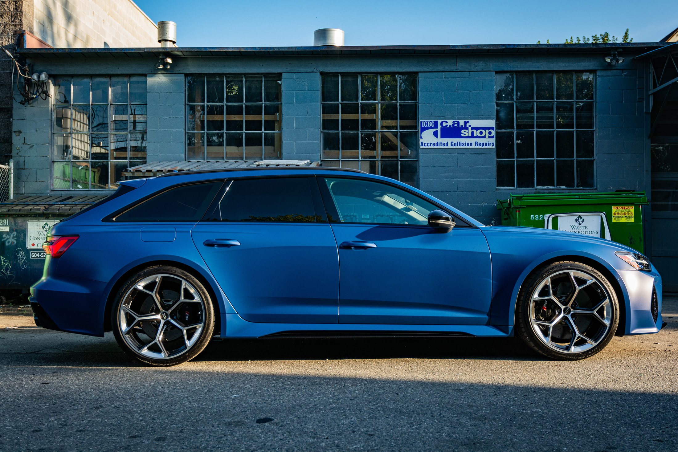 Side profile of a 2022 Audi RS 6 Avant with satin PPF finish